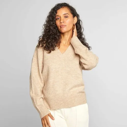 pull en maille à col v beige pull en maille à col v beige