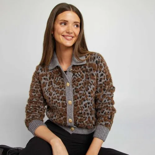 gilet en maille boutons dorés et motif léopard gris gilet en maille boutons dorés et motif léopard gris