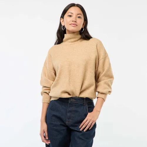 pull doux avec fente bijou au dos beige pull doux avec fente bijou au dos beige